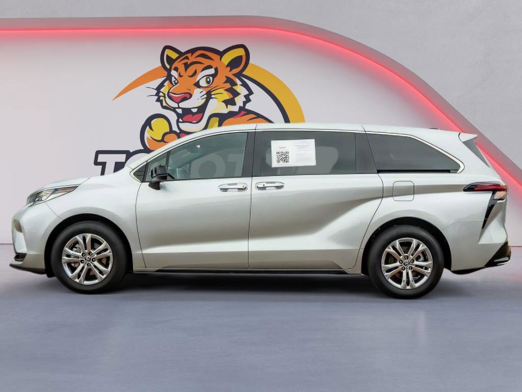 Used 2023 Toyota Sienna XSE AWD/4WD image 8