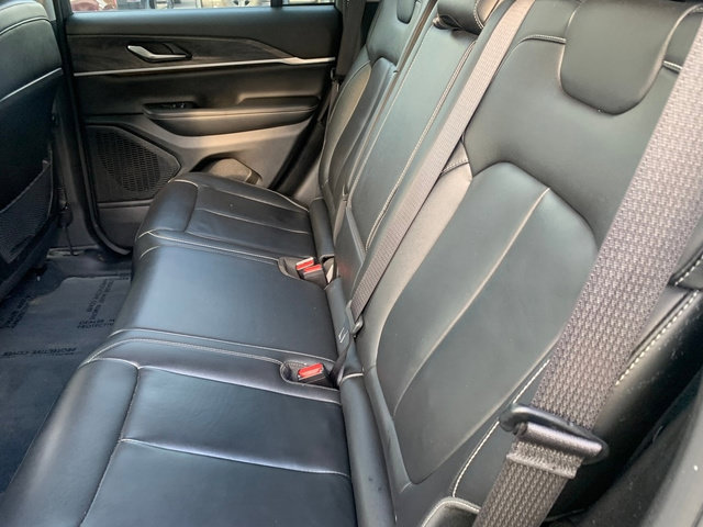 Used 2023 Jeep Grand Cherokee Limited AWD/4WD image 16