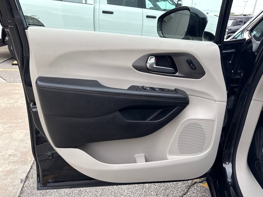 Used 2020 Chrysler Pacifica Touring-L Plus FWD image 19