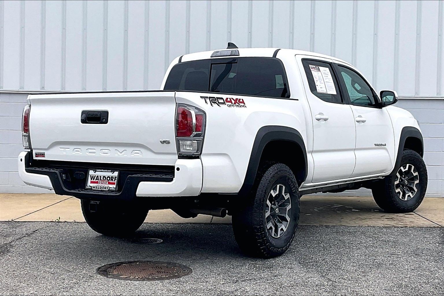 Used 2023 Toyota Tacoma TRD Off-Road w/ Technology Package AWD/4WD image 17
