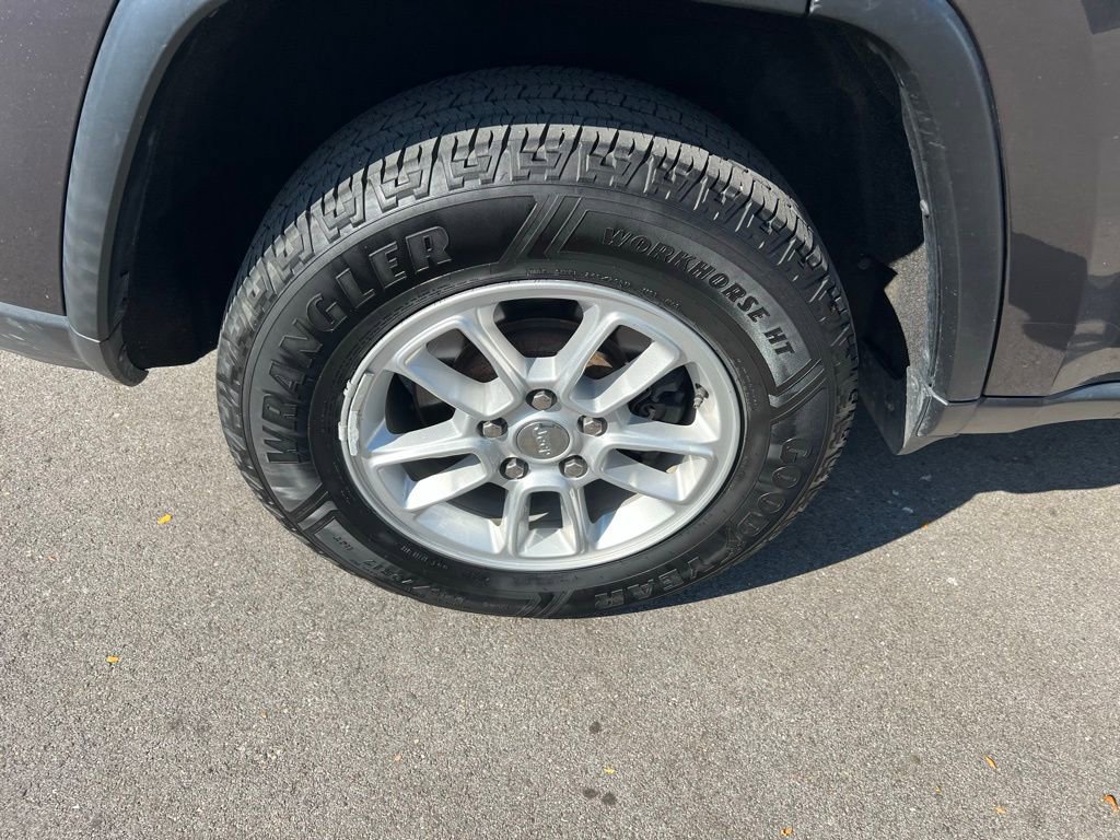 Used 2020 Jeep Grand Cherokee Laredo image 10