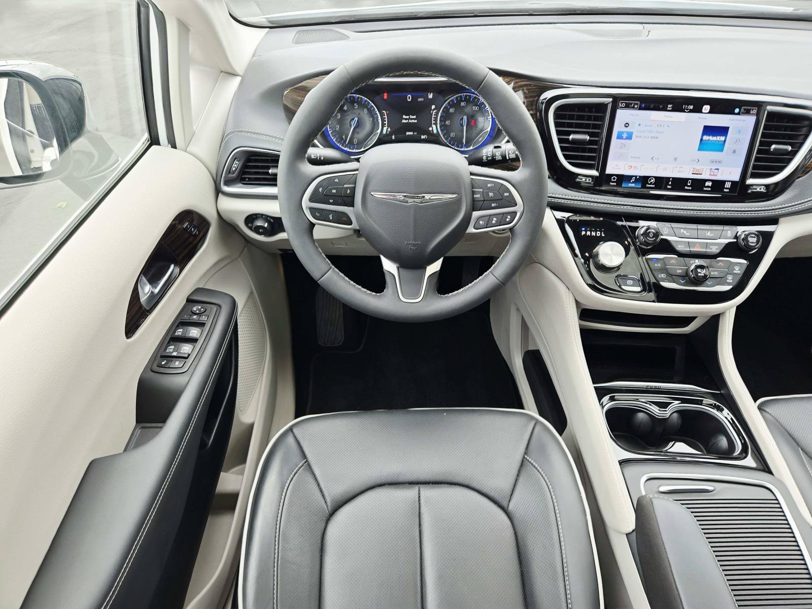 Used 2024 Chrysler Pacifica Limited FWD image 12