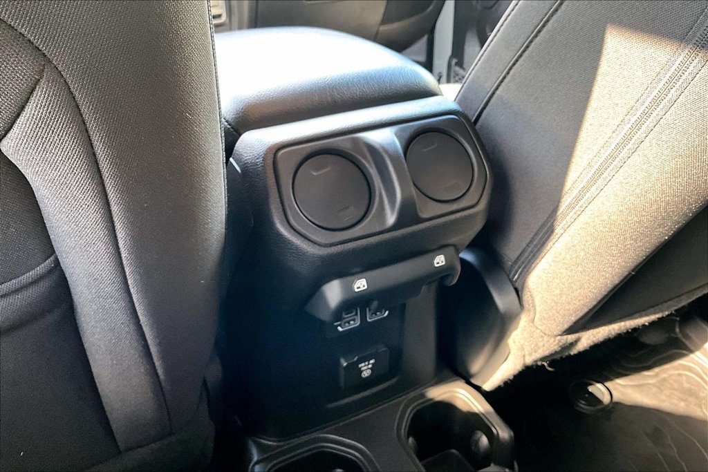 Used 2023 Jeep Wrangler Unlimited Rubicon w/ Cold Weather Group AWD/4WD image 32