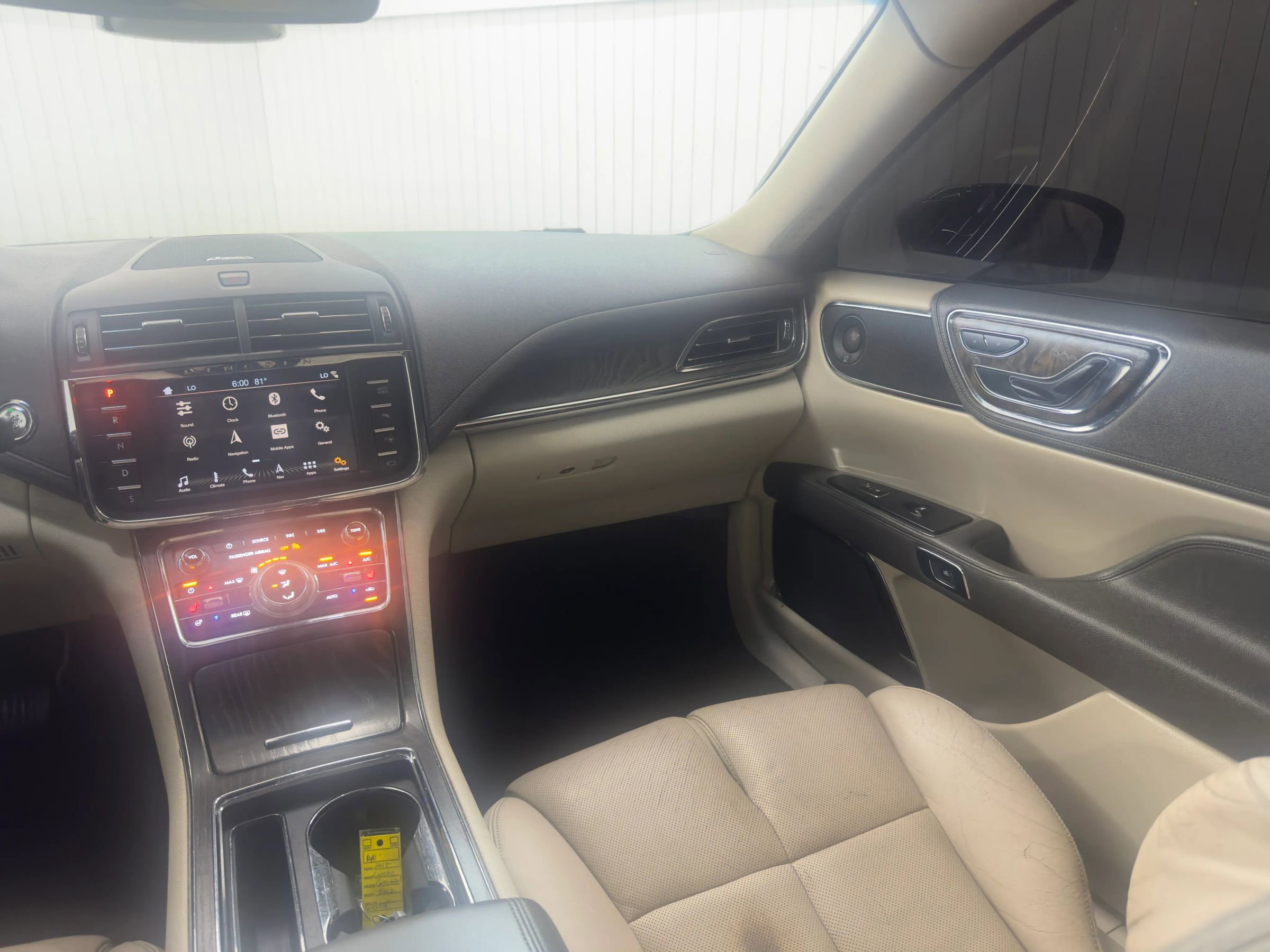 Used 2017 Lincoln Continental Select image 15