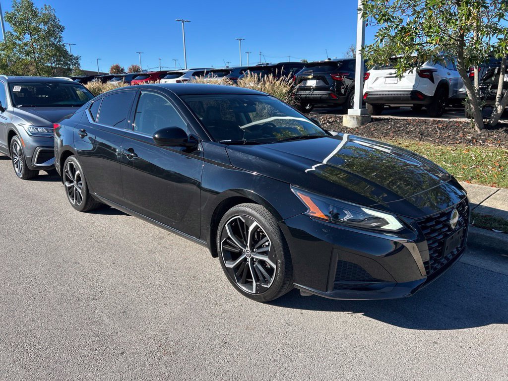 Used 2023 Nissan Altima 2.5 SR FWD image 2