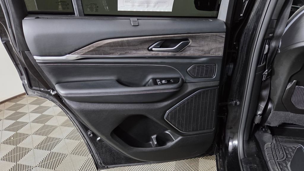 Used 2022 Jeep Grand Cherokee Overland w/ Luxury Tech Group IV image 31