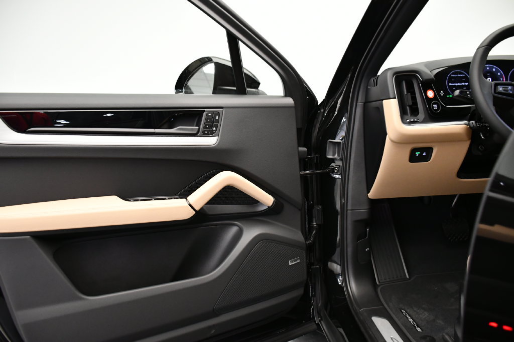 Certified 2025 Porsche Cayenne E-Hybrid Coupe AWD/4WD image 36