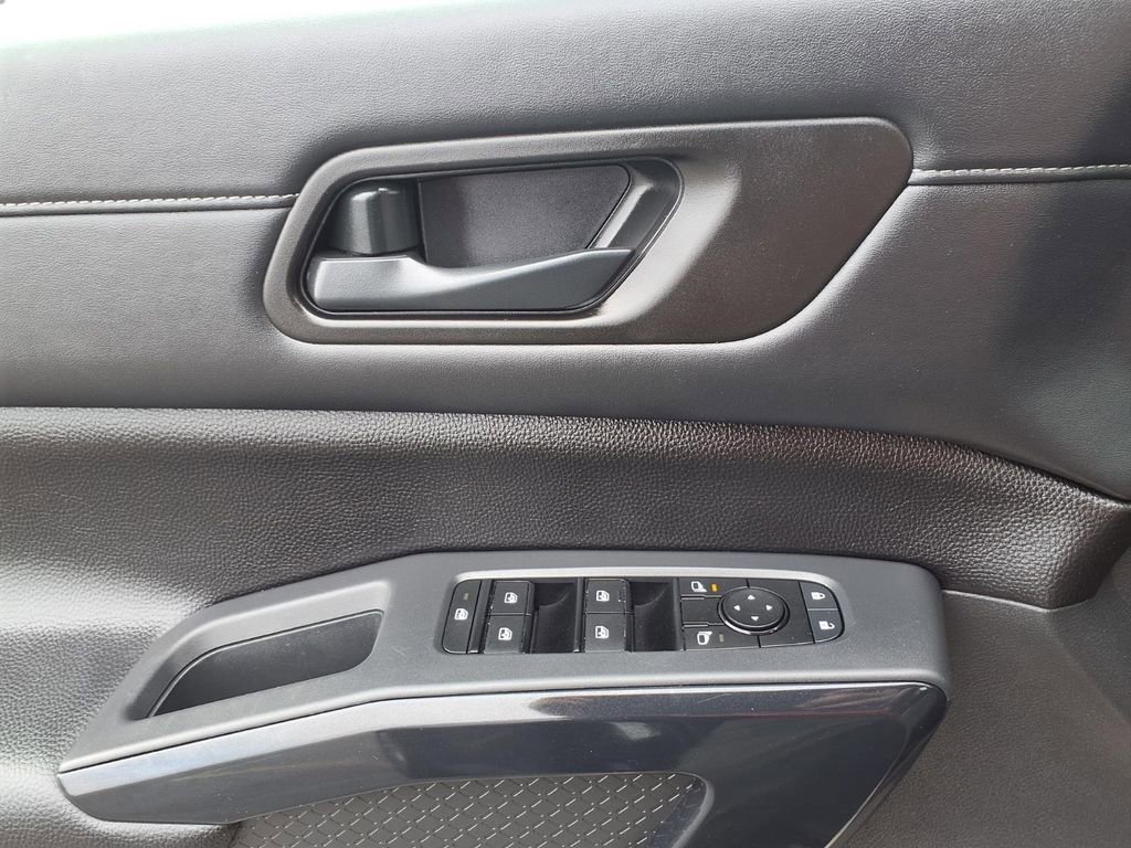 Used 2025 Nissan Pathfinder SV image 16