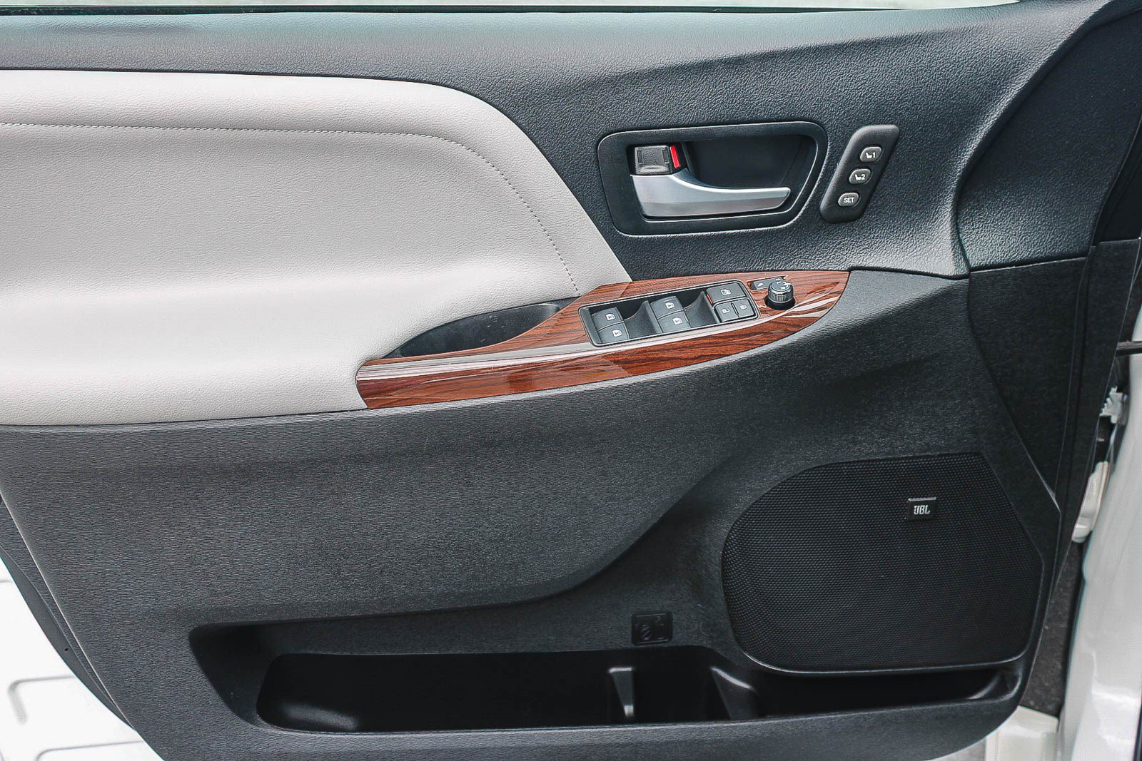 Used 2020 Toyota Sienna Limited Premium w/ Carpet Mat Package FWD image 21