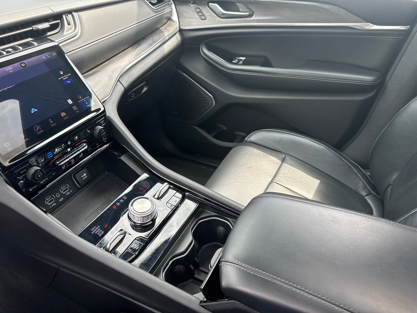 Certified 2025 Jeep Grand Cherokee L Overland w/ Advanced Protech Group III AWD/4WD image 36