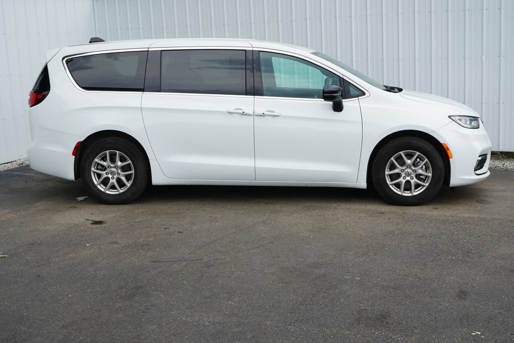 Used 2025 Chrysler Pacifica Select FWD image 2