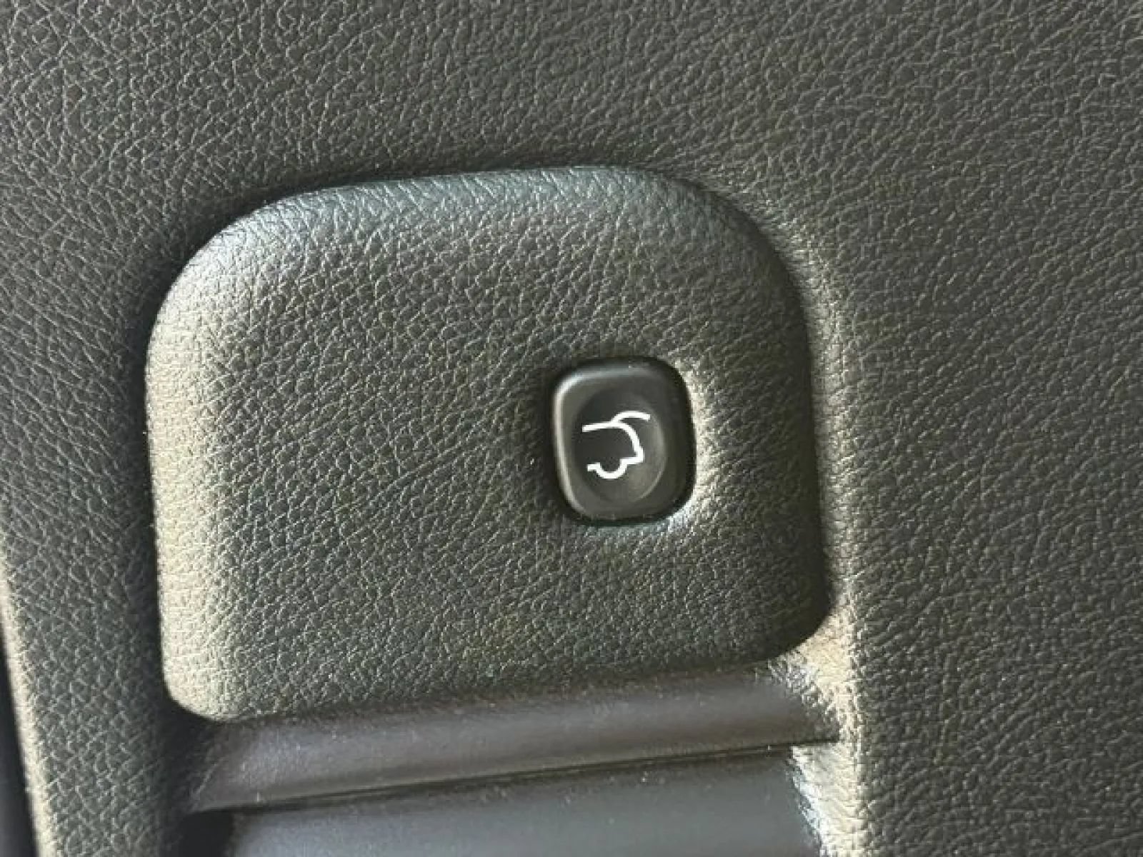 Used 2018 Jeep Grand Cherokee Overland AWD/4WD image 7