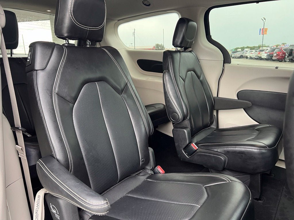 Used 2024 Chrysler Pacifica Touring-L FWD image 23
