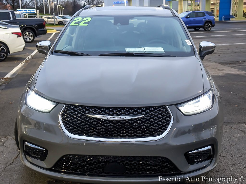 Used 2022 Chrysler Pacifica Limited w/ Uconnect Theater Family Group image 7