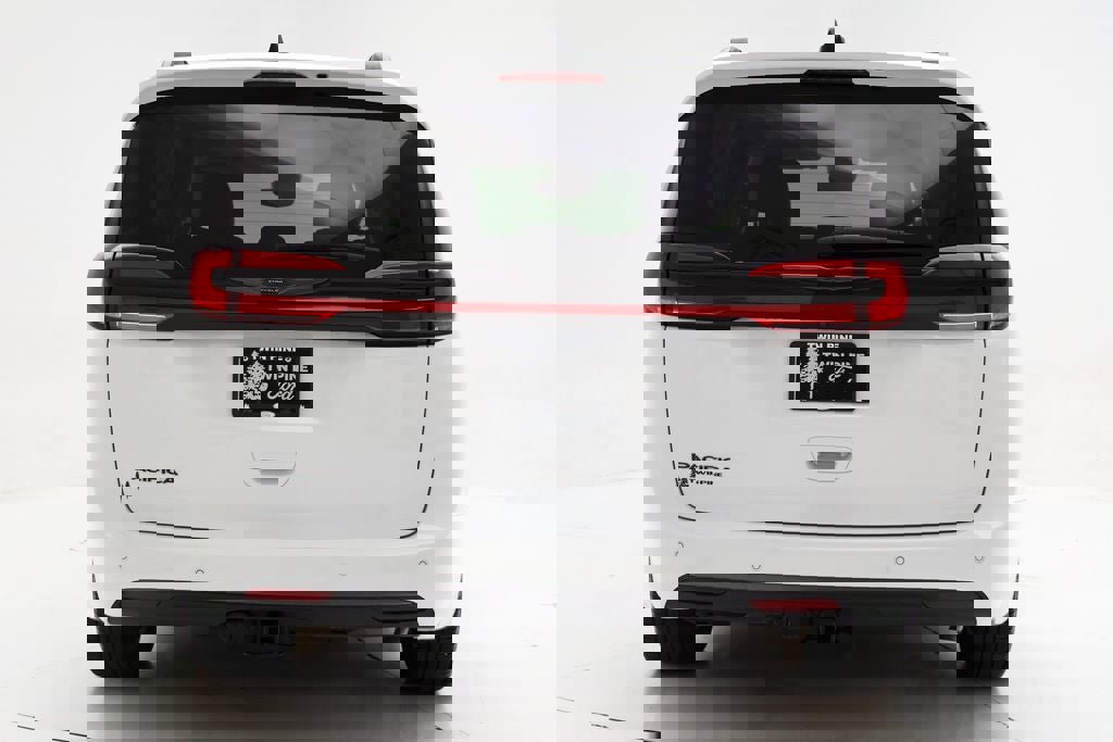 Used 2024 Chrysler Pacifica Touring-L w/ Road Tripper Package image 8