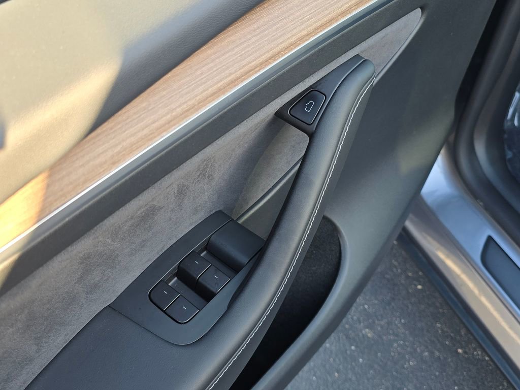 Used 2025 Tesla Model Y Long Range AWD/4WD image 13