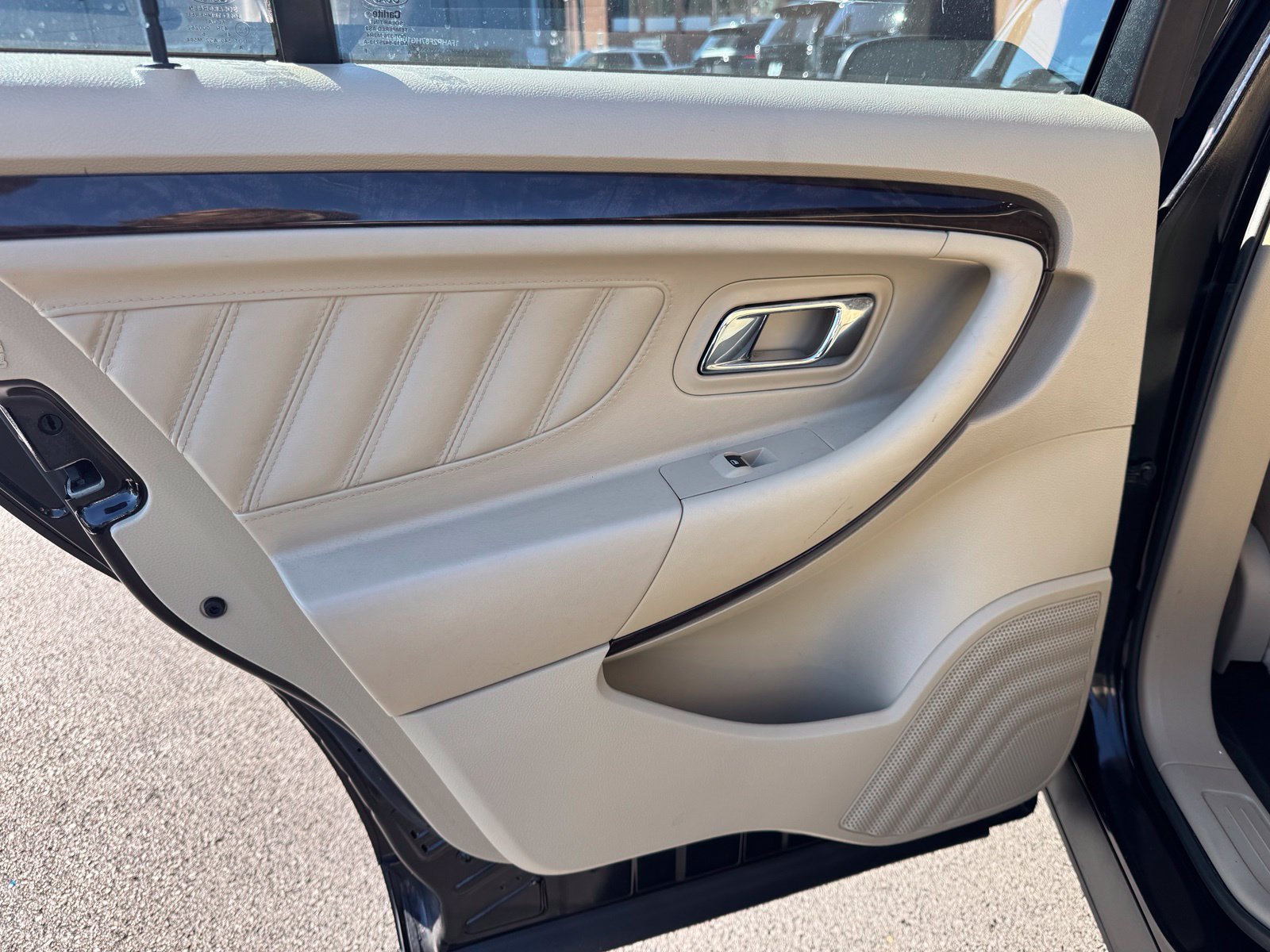 Used 2017 Ford Taurus Limited FWD image 24