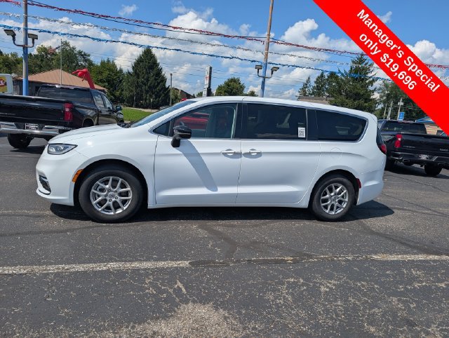 Used 2024 Chrysler Pacifica Touring-L FWD image 4