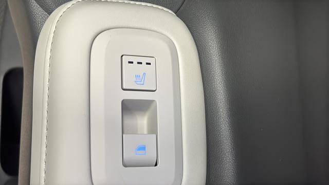 Used 2025 Hyundai Santa Fe Limited image 34