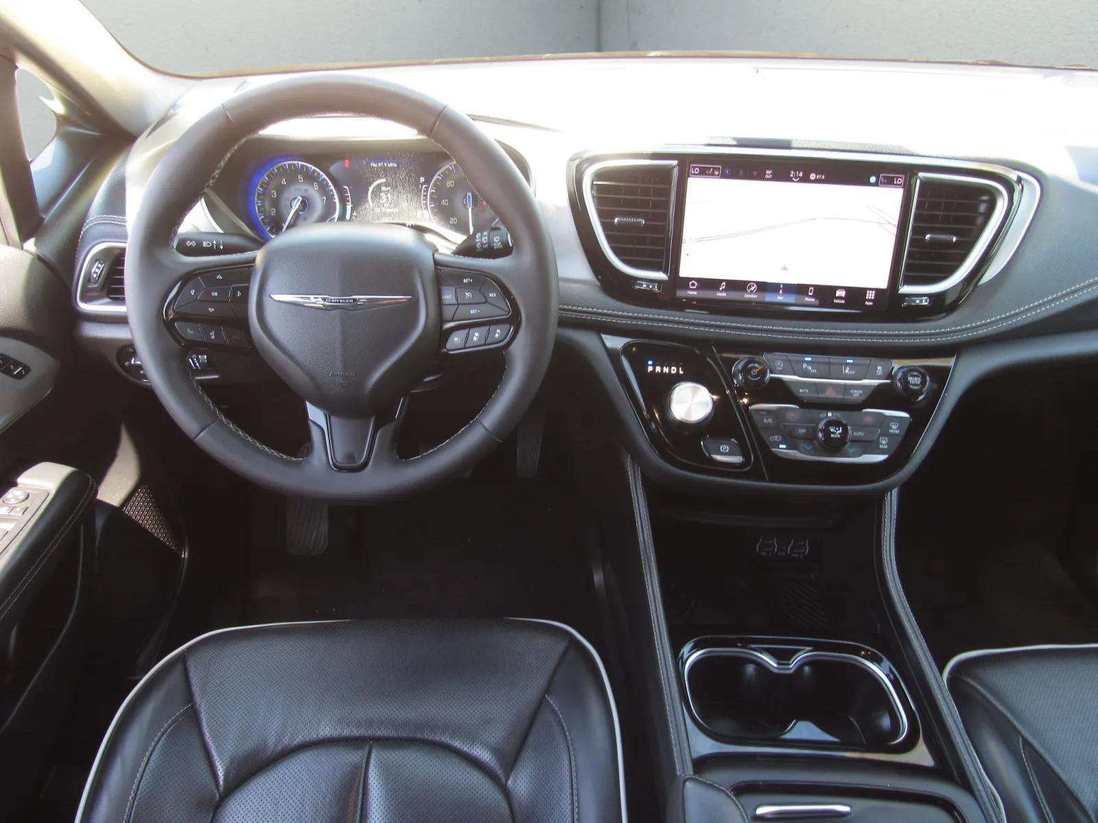 Used 2025 Chrysler Pacifica Limited FWD image 18