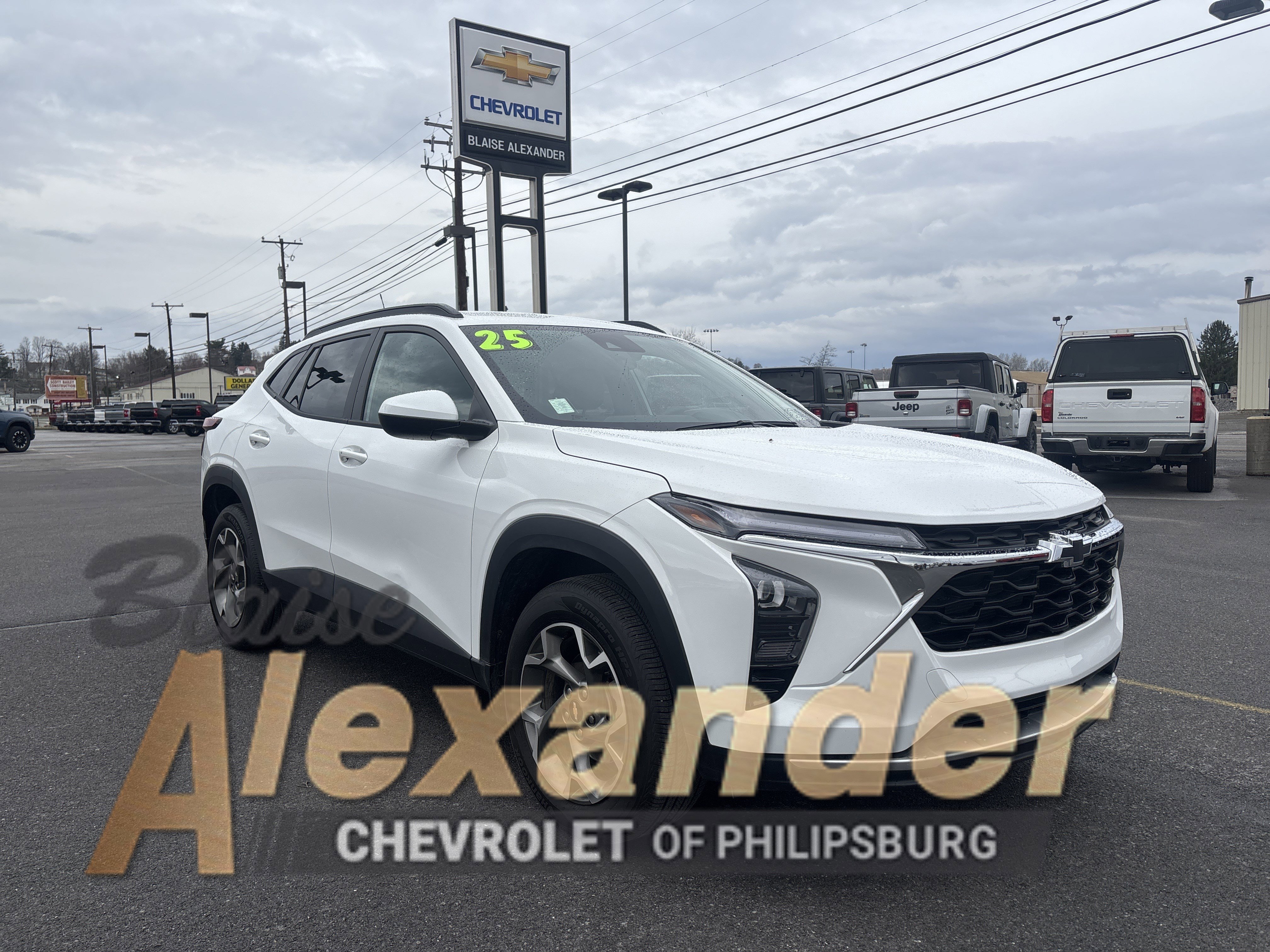 Used 2025 Chevrolet Trax LT w/ Driver Confidence Package image 1