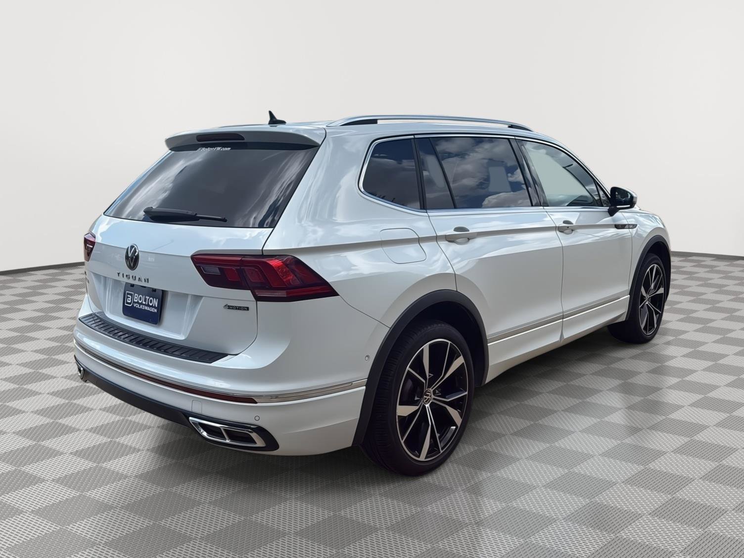 Used 2024 Volkswagen Tiguan SEL R-Line w/ MDO Package, Two-Row image 5