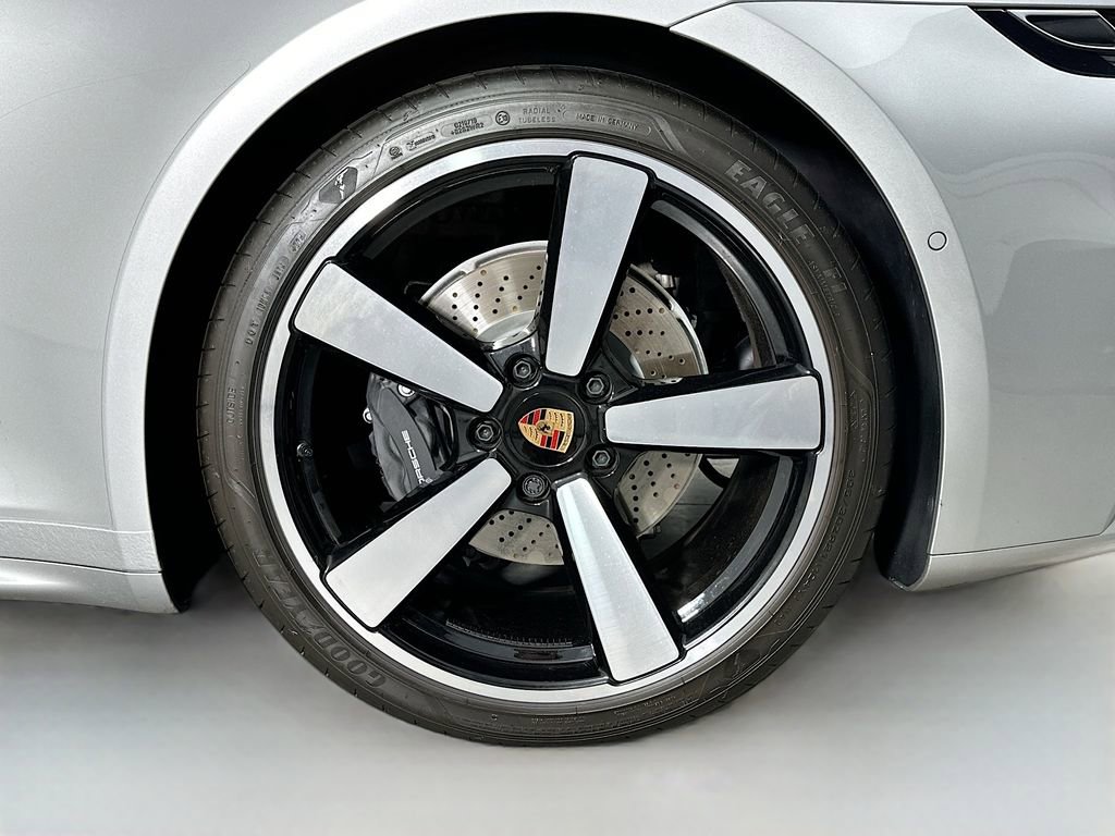 Certified 2025 Porsche 911 Carrera RWD image 30