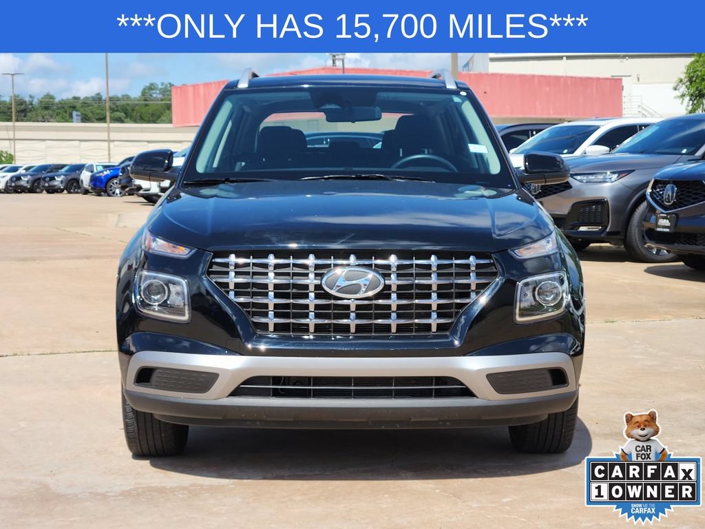 Used 2024 Hyundai Venue SEL FWD image 2