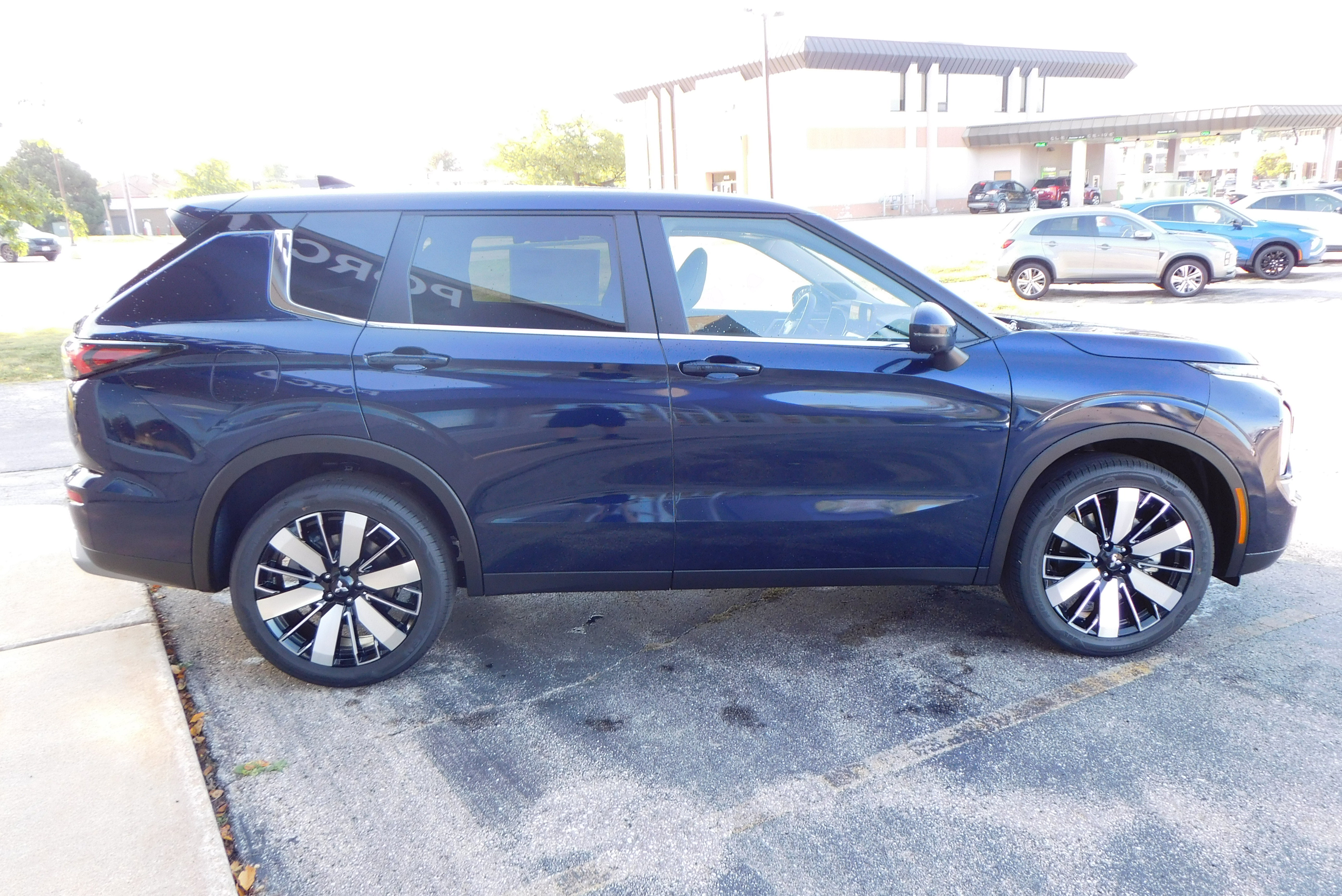 Used 2025 Mitsubishi Outlander SE image 6