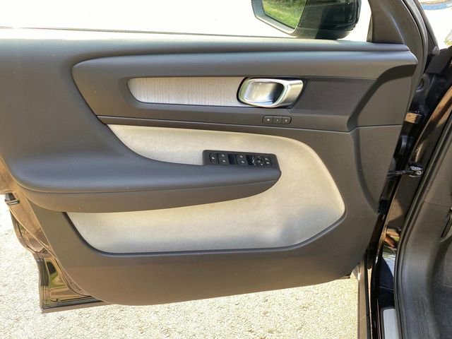 Used 2023 Volvo XC40 B5 Plus image 12