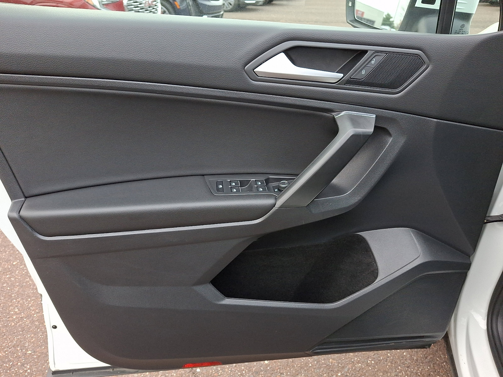 Used 2021 Volkswagen Tiguan SE w/ Panoramic Sunroof Package image 12