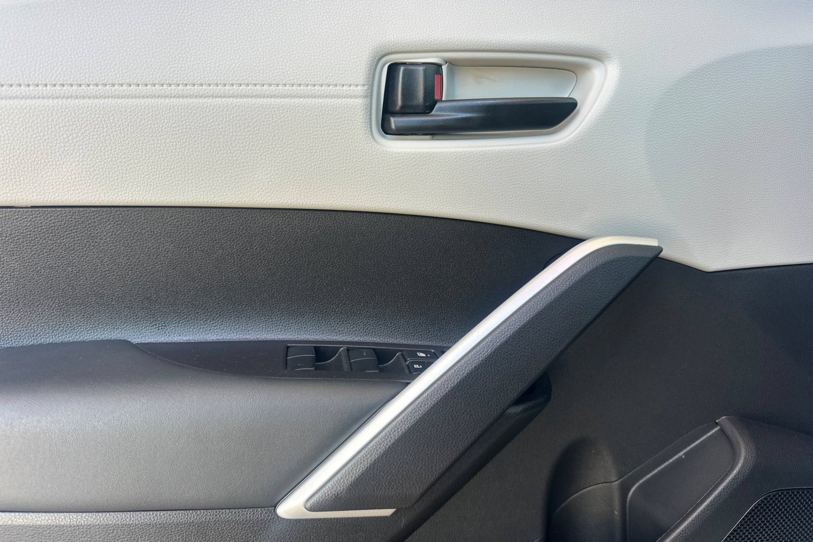 Used 2025 Toyota Corolla Cross L FWD image 12