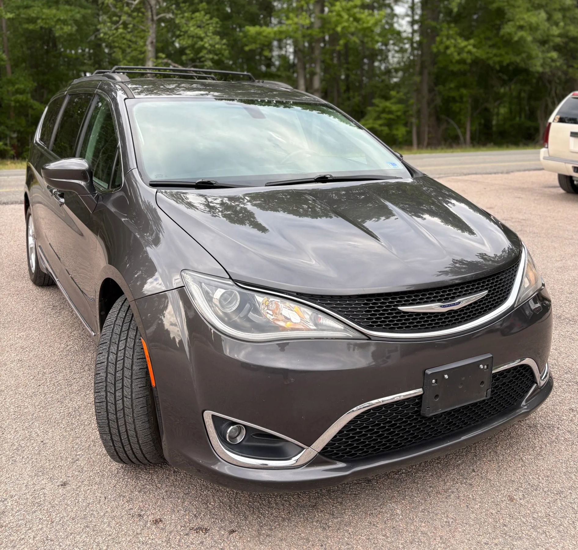 Used 2017 Chrysler Pacifica Touring-L w/ Tire & Wheel Group FWD image 8