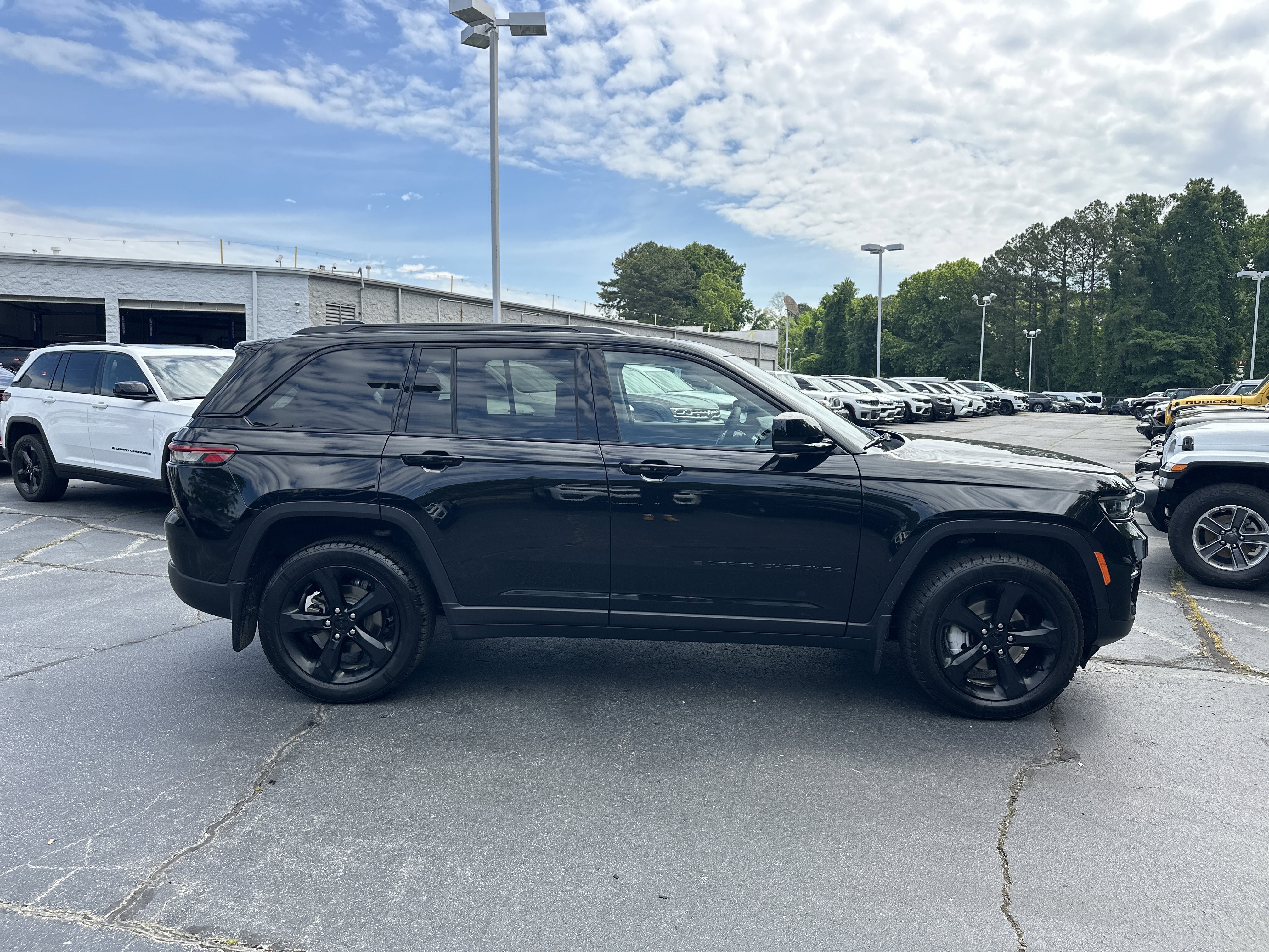 Used 2023 Jeep Grand Cherokee Limited w/ Black Appearance Package AWD/4WD image 10