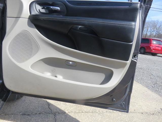 Used 2019 Dodge Grand Caravan SXT image 16