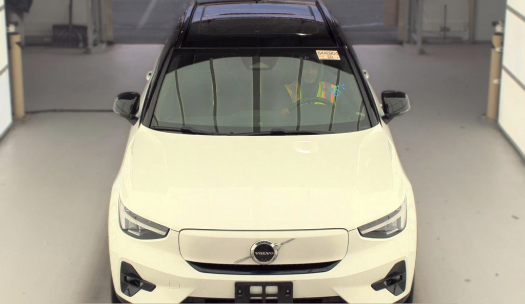Used 2023 Volvo XC40 Recharge Plus w/ Protection Package Premier AWD/4WD image 3