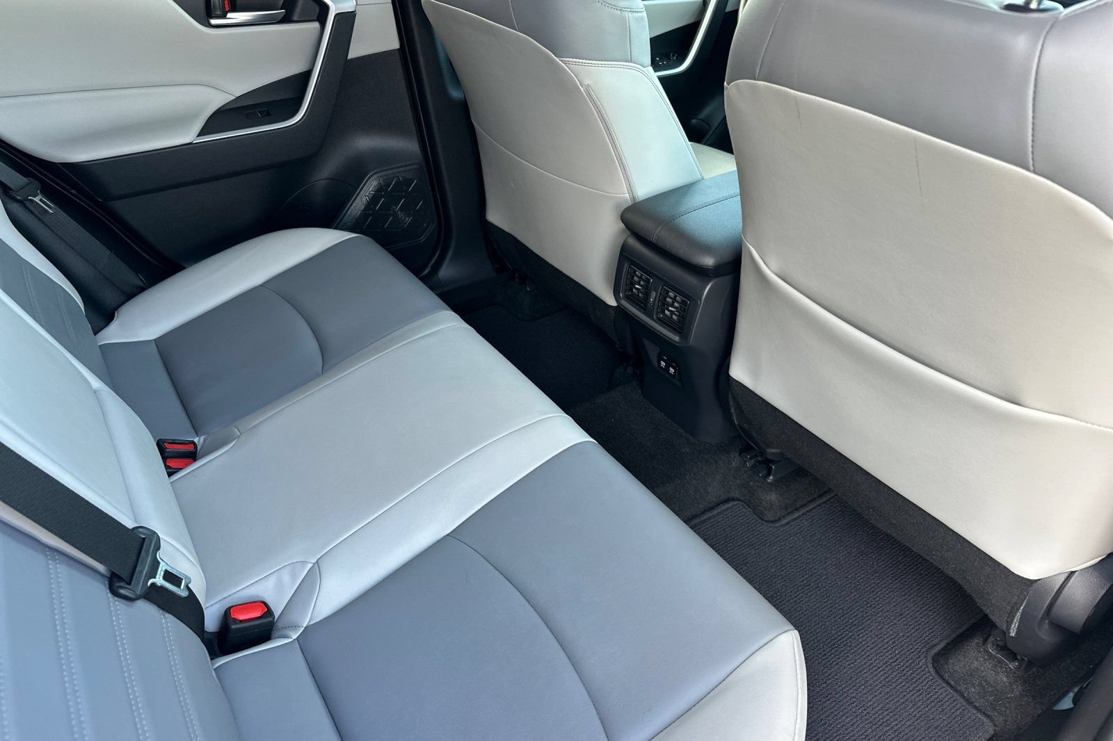 Used 2020 Toyota RAV4 XLE Premium FWD image 18