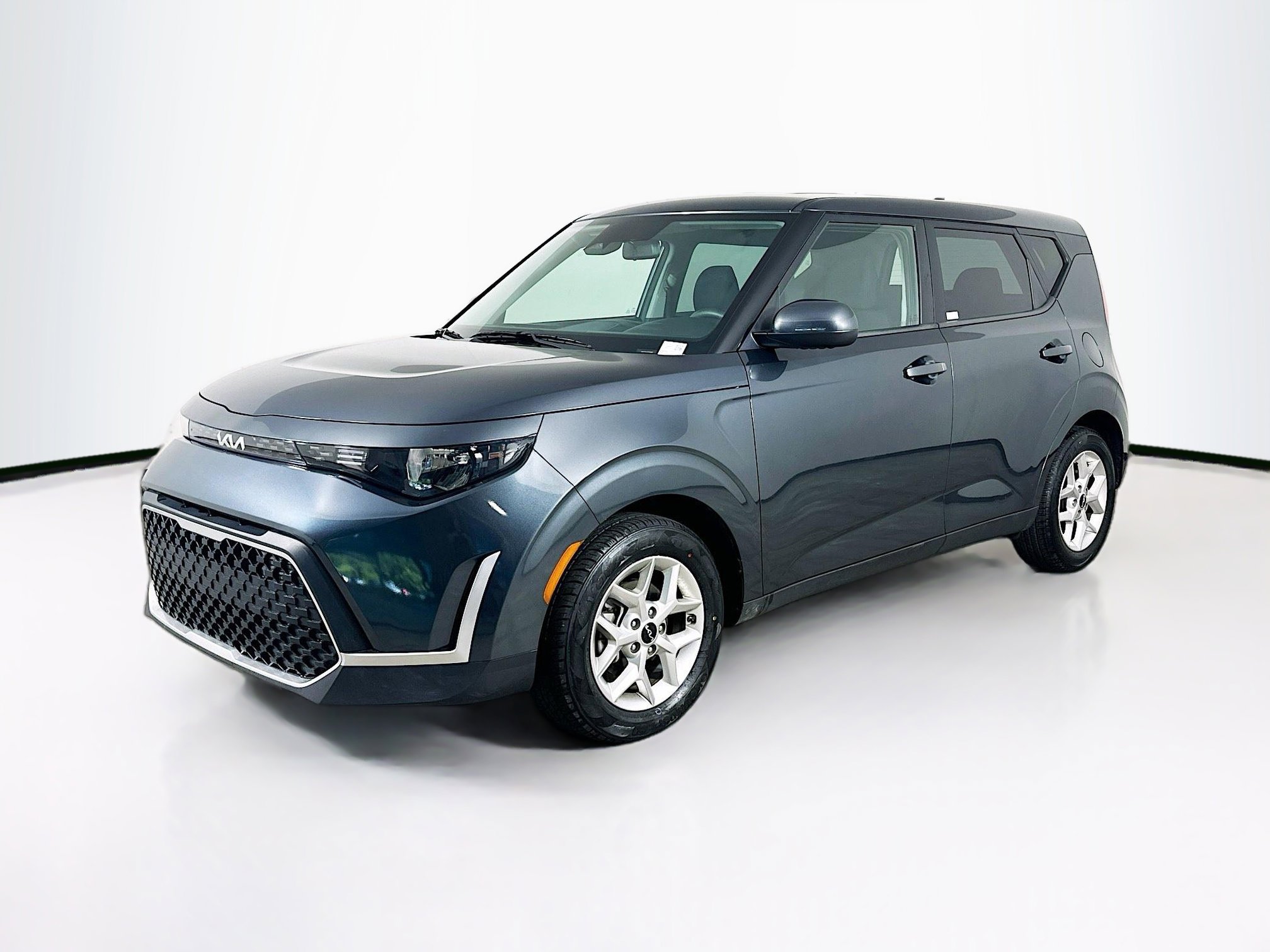 Used 2025 Kia Soul LX w/ LX Technology Package FWD image 3