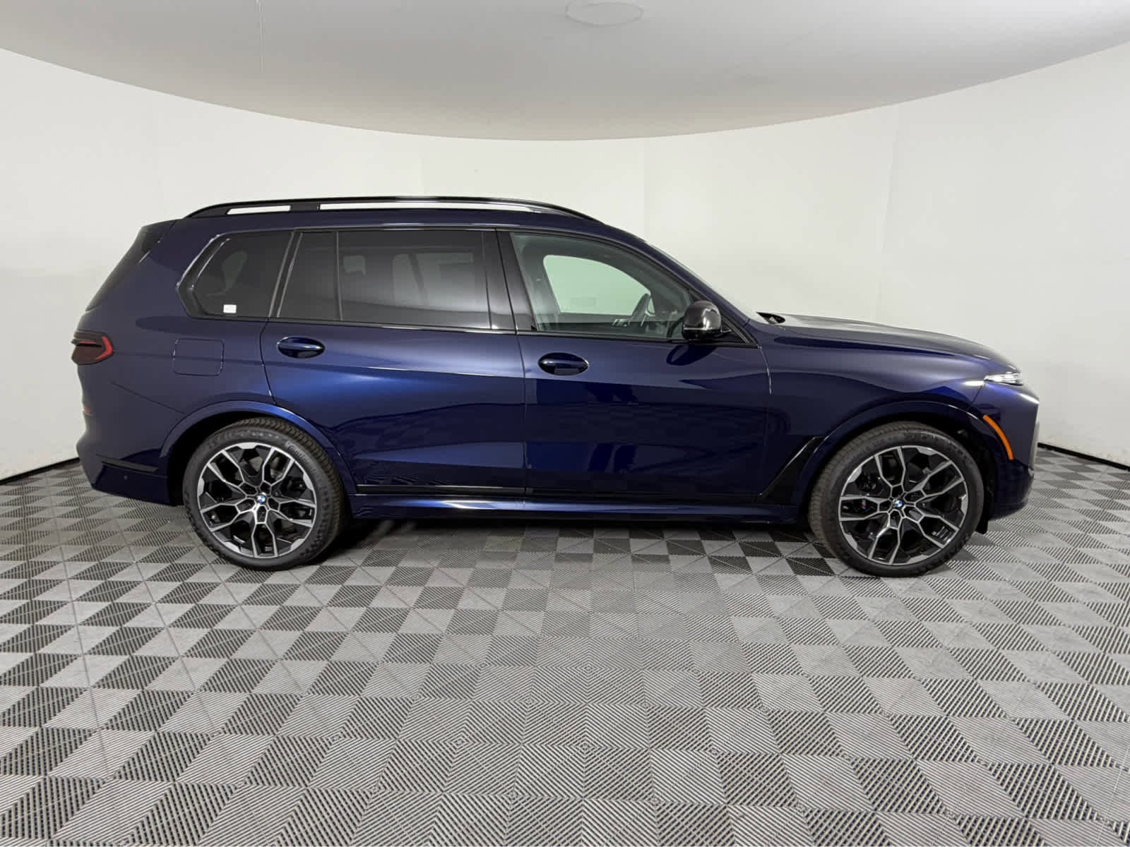 New 2026 BMW X7 M60i image 2