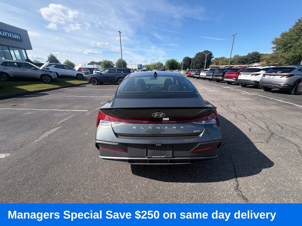Certified 2025 Hyundai Elantra SEL w/ Cargo Package FWD image 5