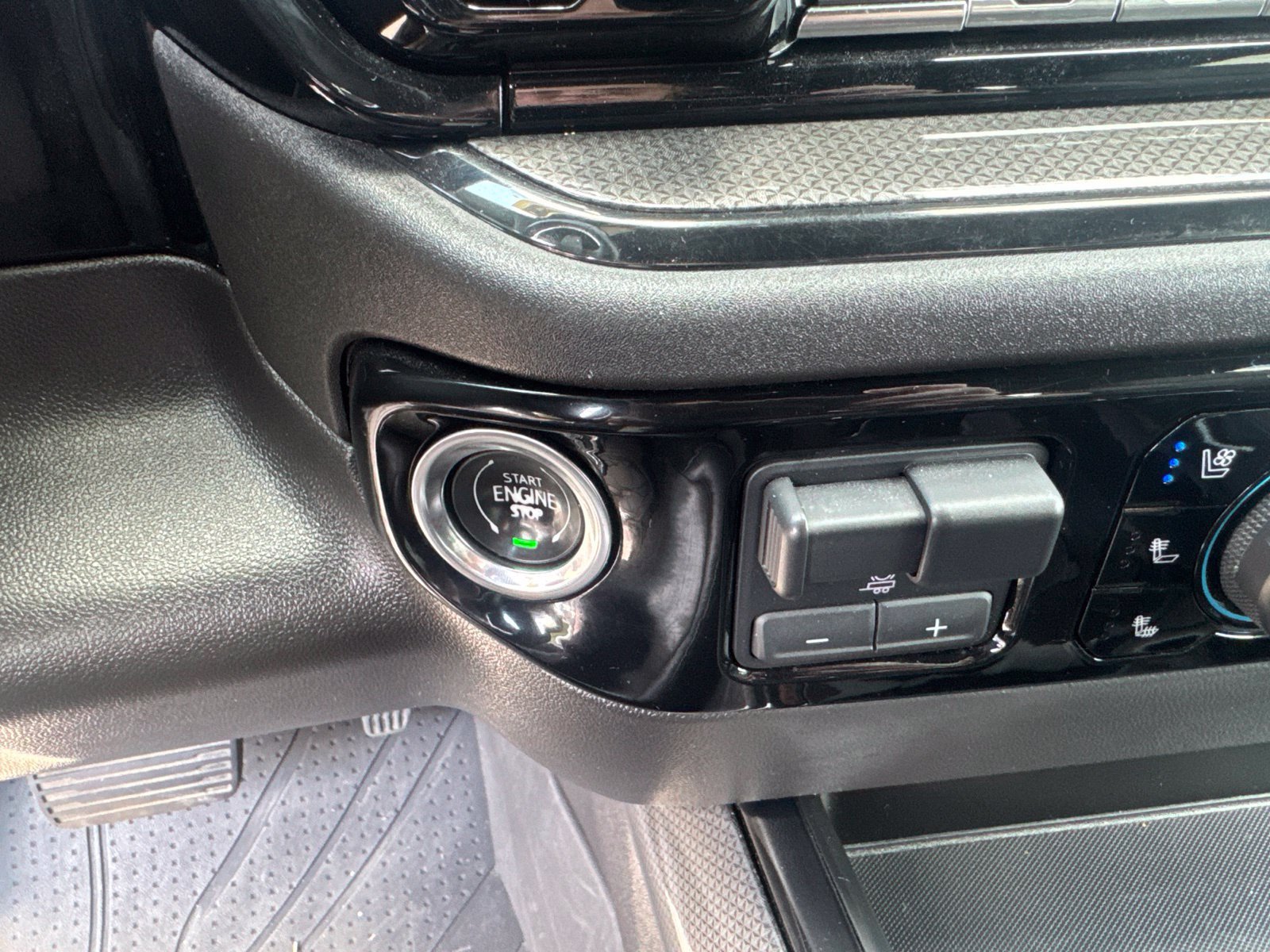 Used 2024 Chevrolet Silverado 1500 ZR2 w/ Technology Package AWD/4WD image 28
