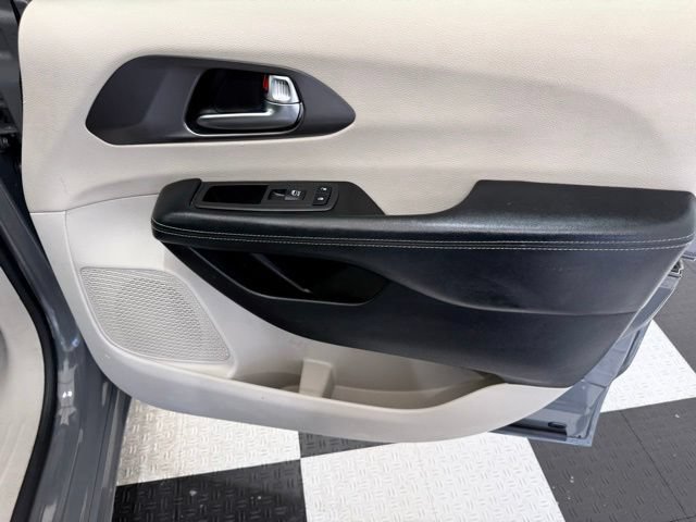 Used 2022 Chrysler Pacifica Touring-L FWD image 23