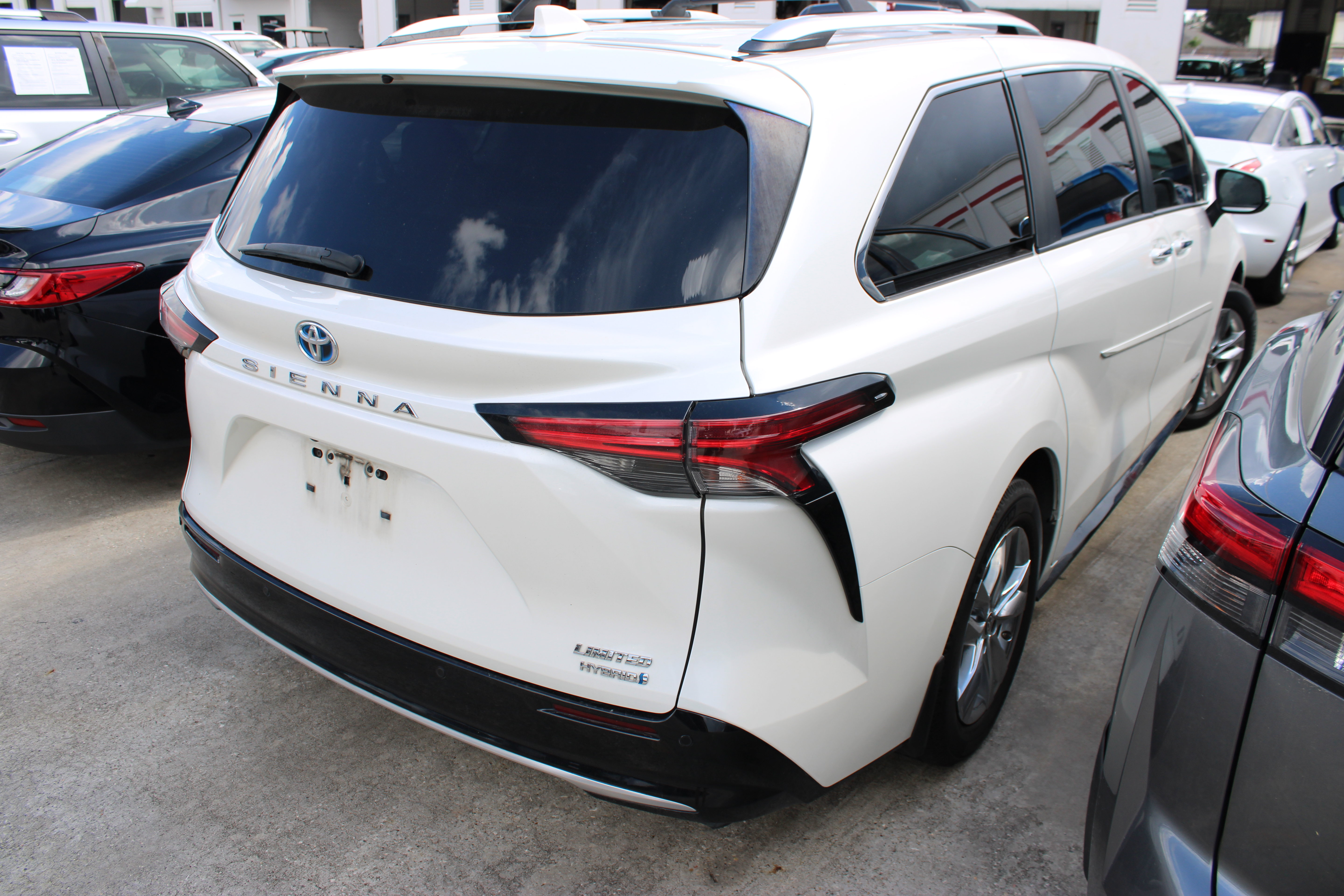 Used 2021 Toyota Sienna Limited FWD image 9
