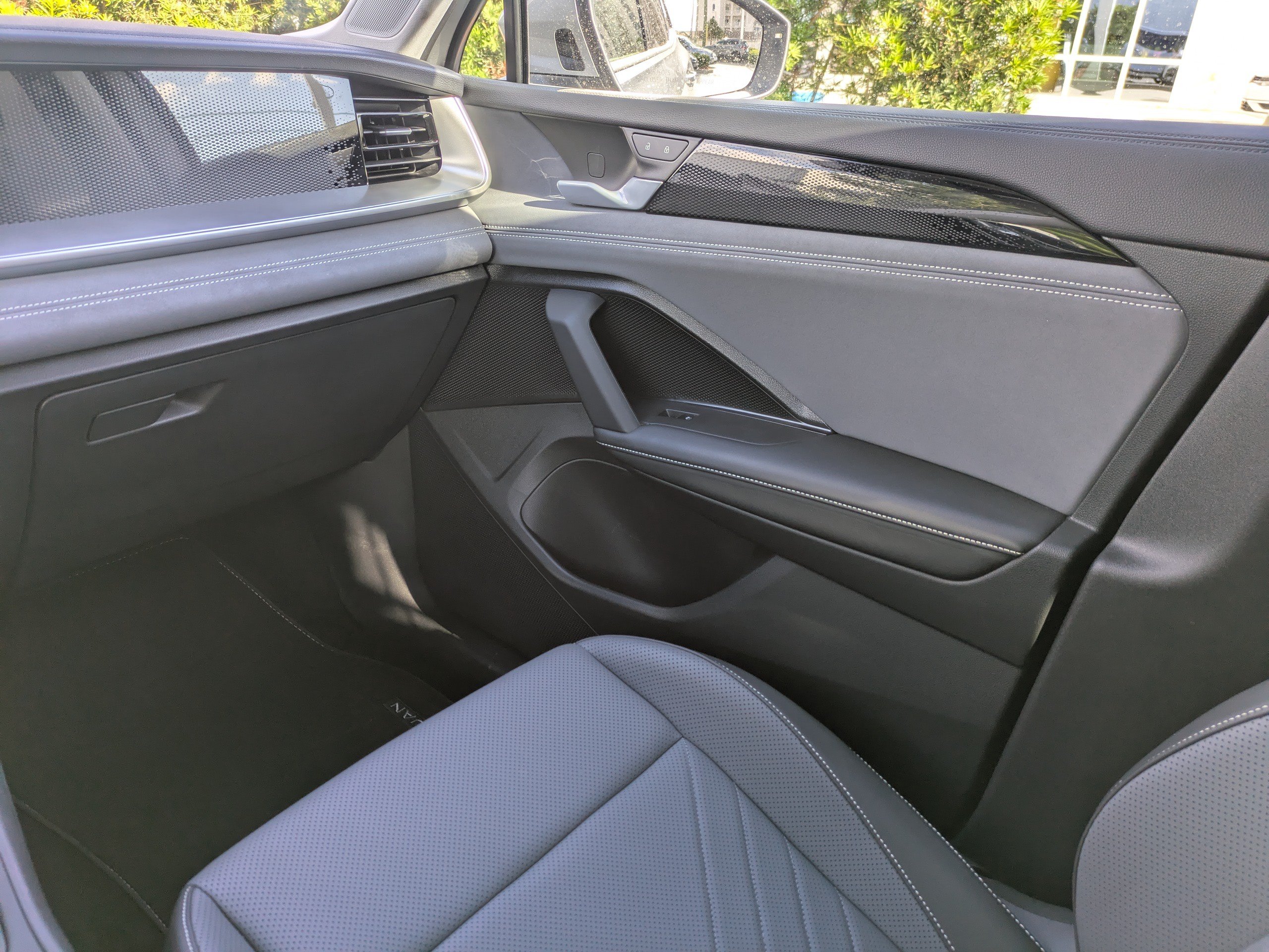 Certified 2025 Volkswagen Tiguan SE FWD image 17
