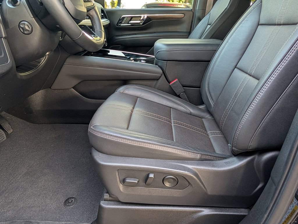 Used 2025 Chevrolet Tahoe High Country AWD/4WD image 16