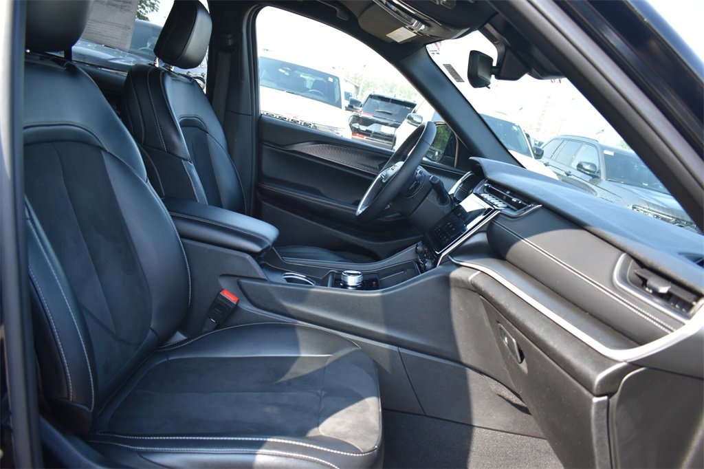 Used 2023 Jeep Grand Cherokee Altitude image 16