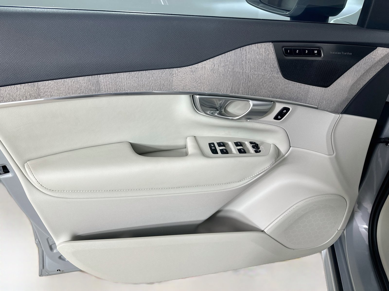 Certified 2024 Volvo XC90 B6 Plus AWD/4WD image 16