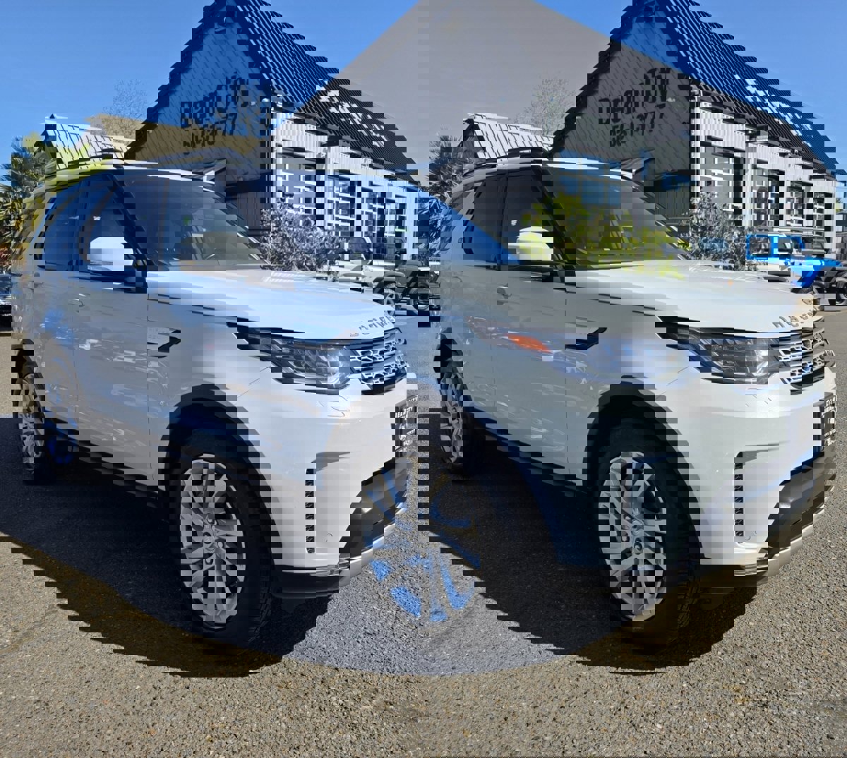 Used 2019 Land Rover Discovery HSE image 1