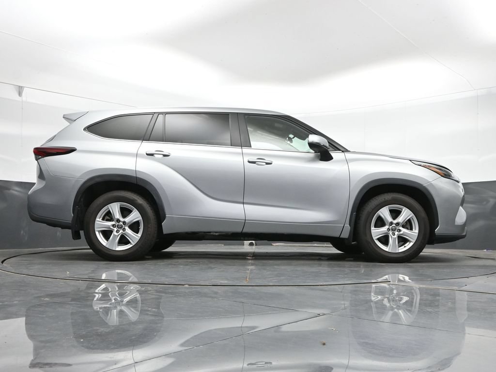 Used 2024 Toyota Highlander LE AWD/4WD image 41
