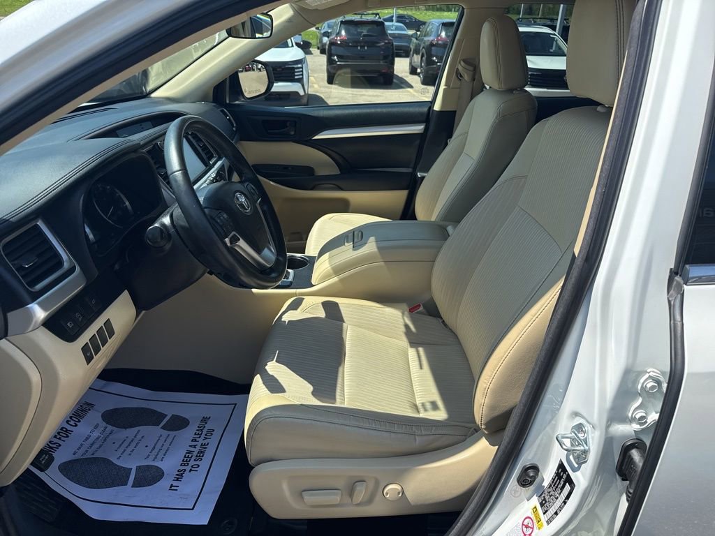 Used 2017 Toyota Highlander Plus AWD/4WD image 10